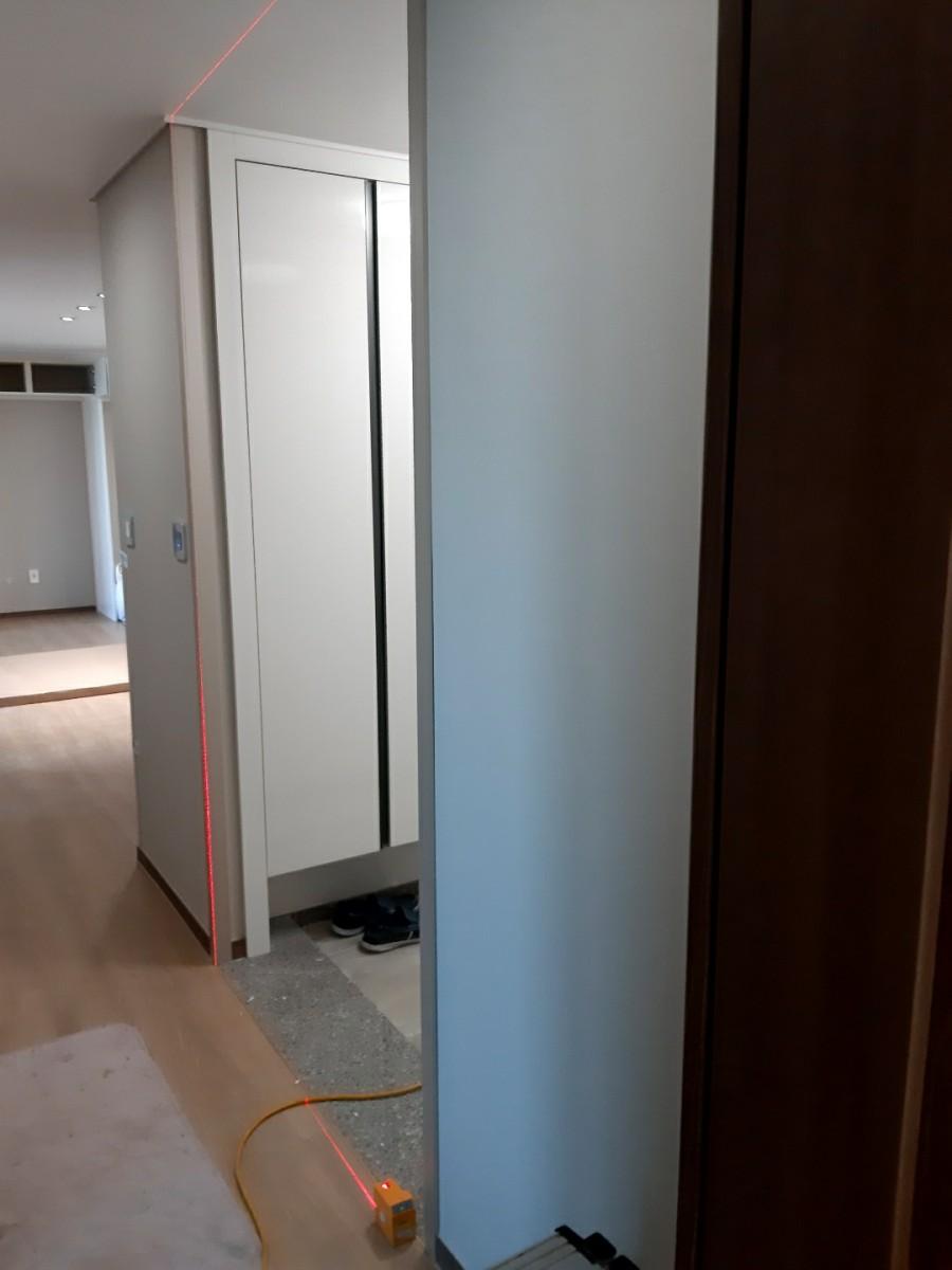 레이저 레벨기로 수평과 수직을 측정하는 과정