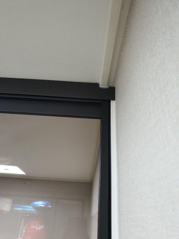천장 접합부와 블랙 프레임 상단 근접 샷