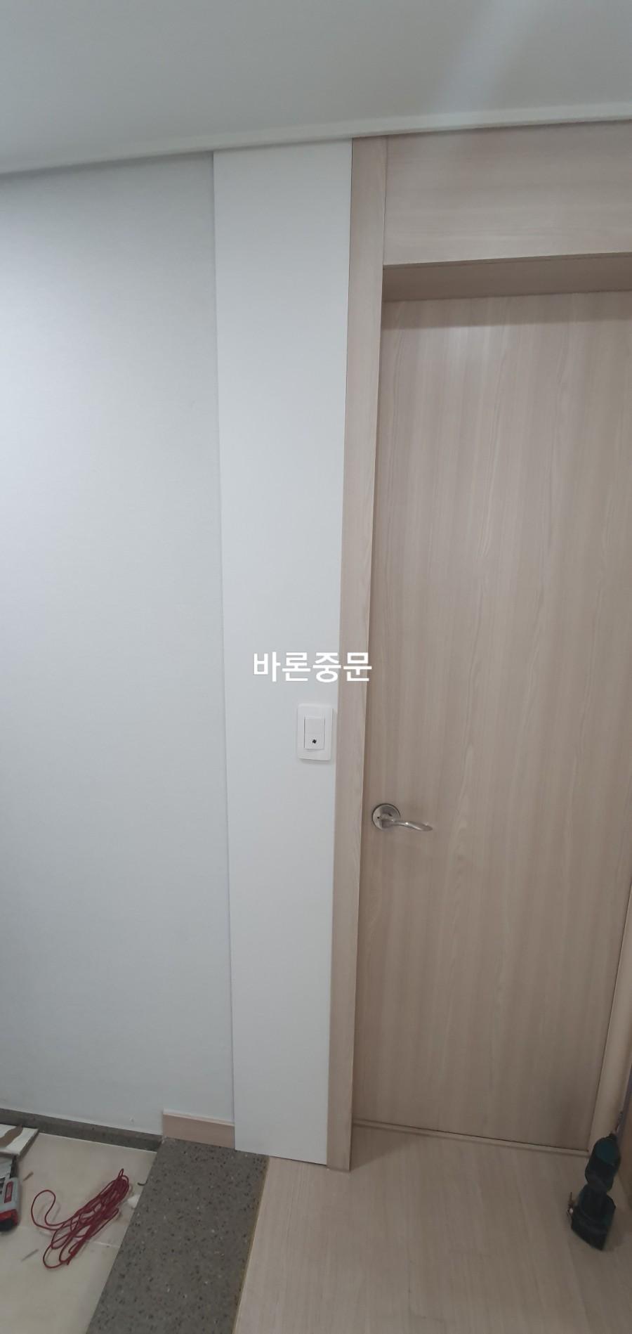 도어 프레임과 하부 패널의 결합 상태
