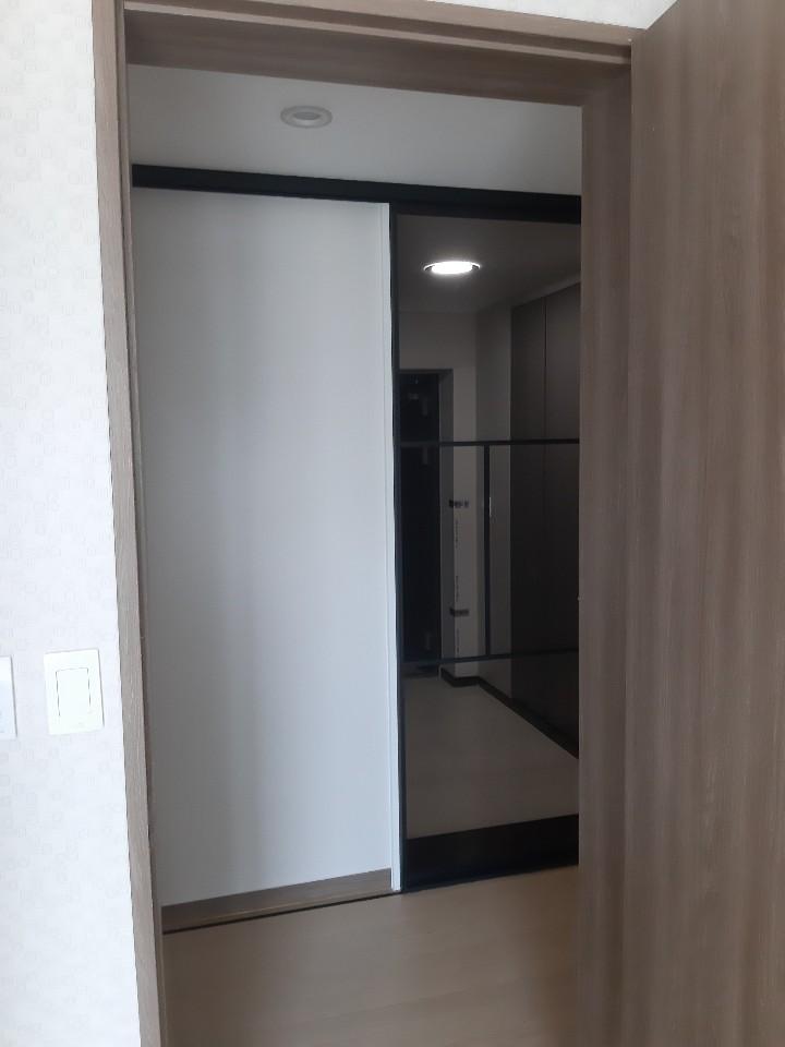 라운드 조명 아래 설치된 블랙 프레임 중문