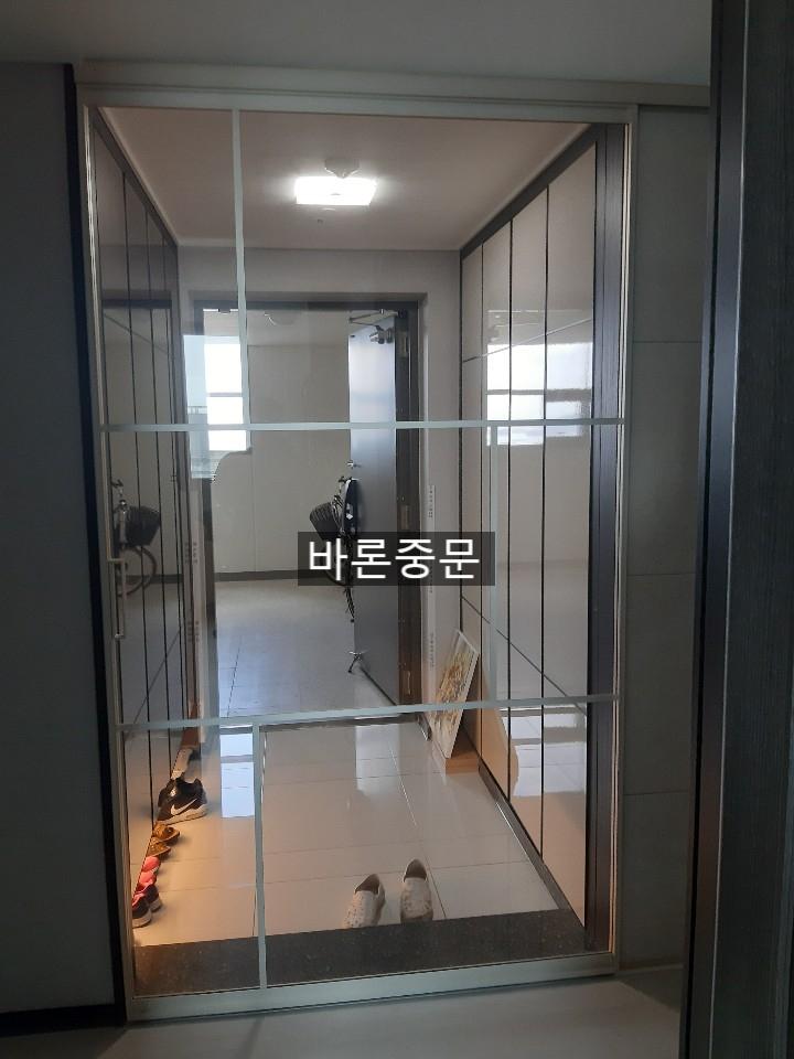 현관과 복도 경계에 설치된 유리문의 모습