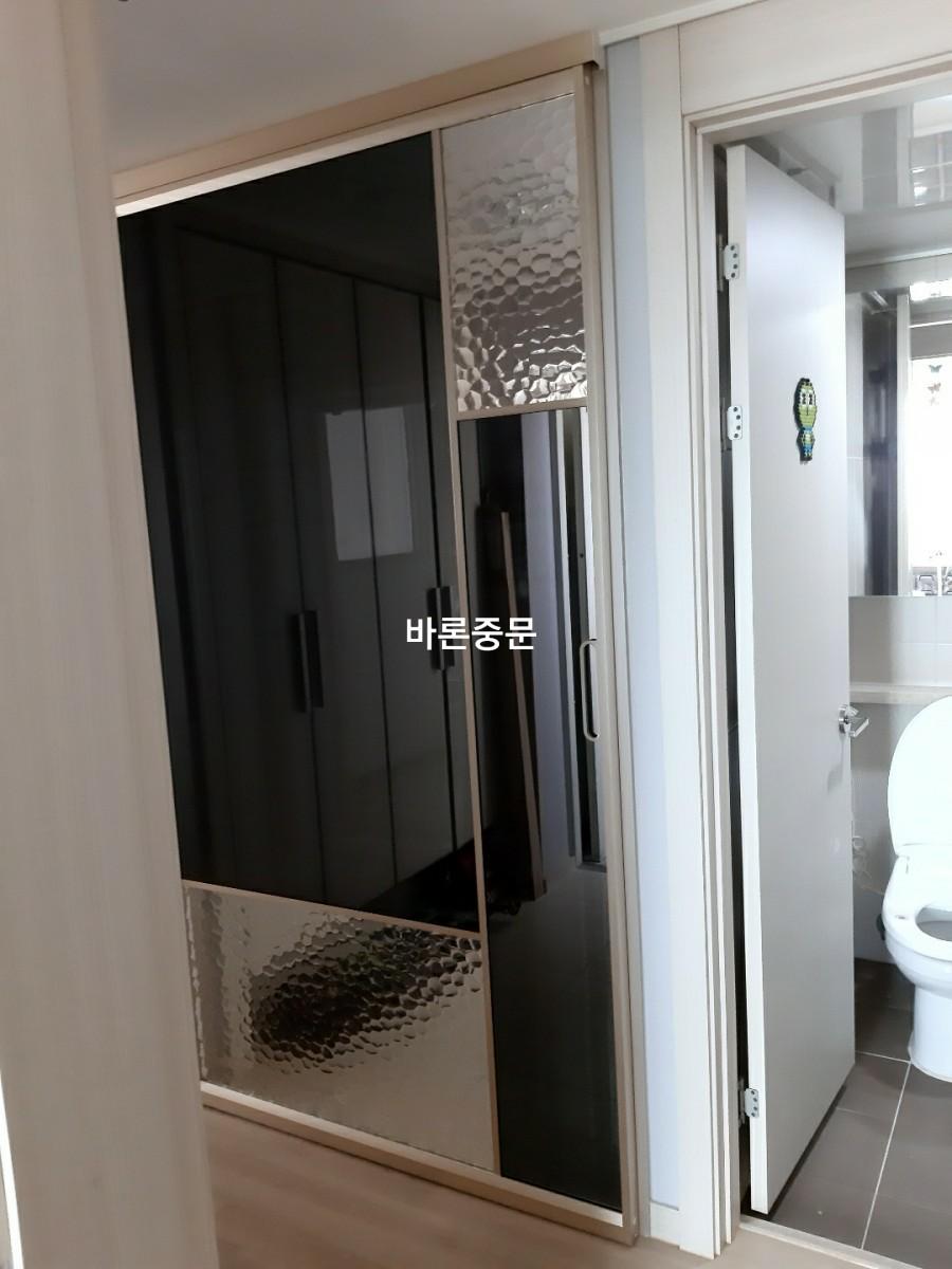 투명 유리 도어 수납장 인근의 시공 모습