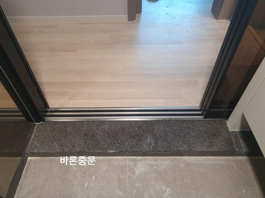 블랙 프레임과 강화브론즈 유리가 적용된 현관 중문