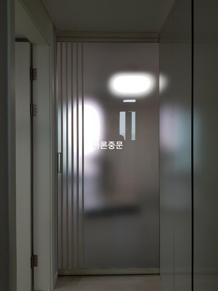 미닫이문의 레일과 힌지 부분이 보이는 모습