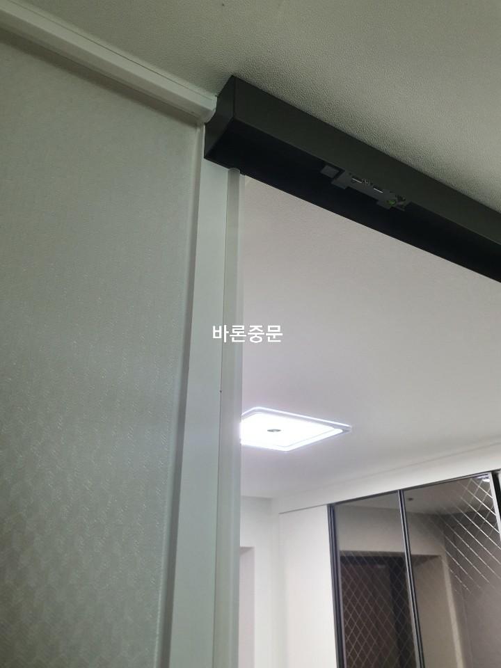 조명 아래 고정된 검은색 프레임 구조물