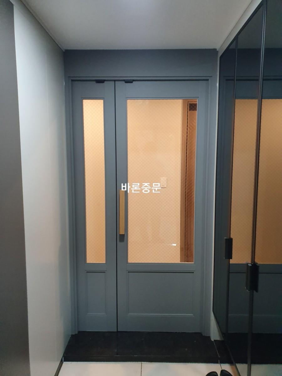 격자 패턴 유리가 적용된 회색 도어의 모습