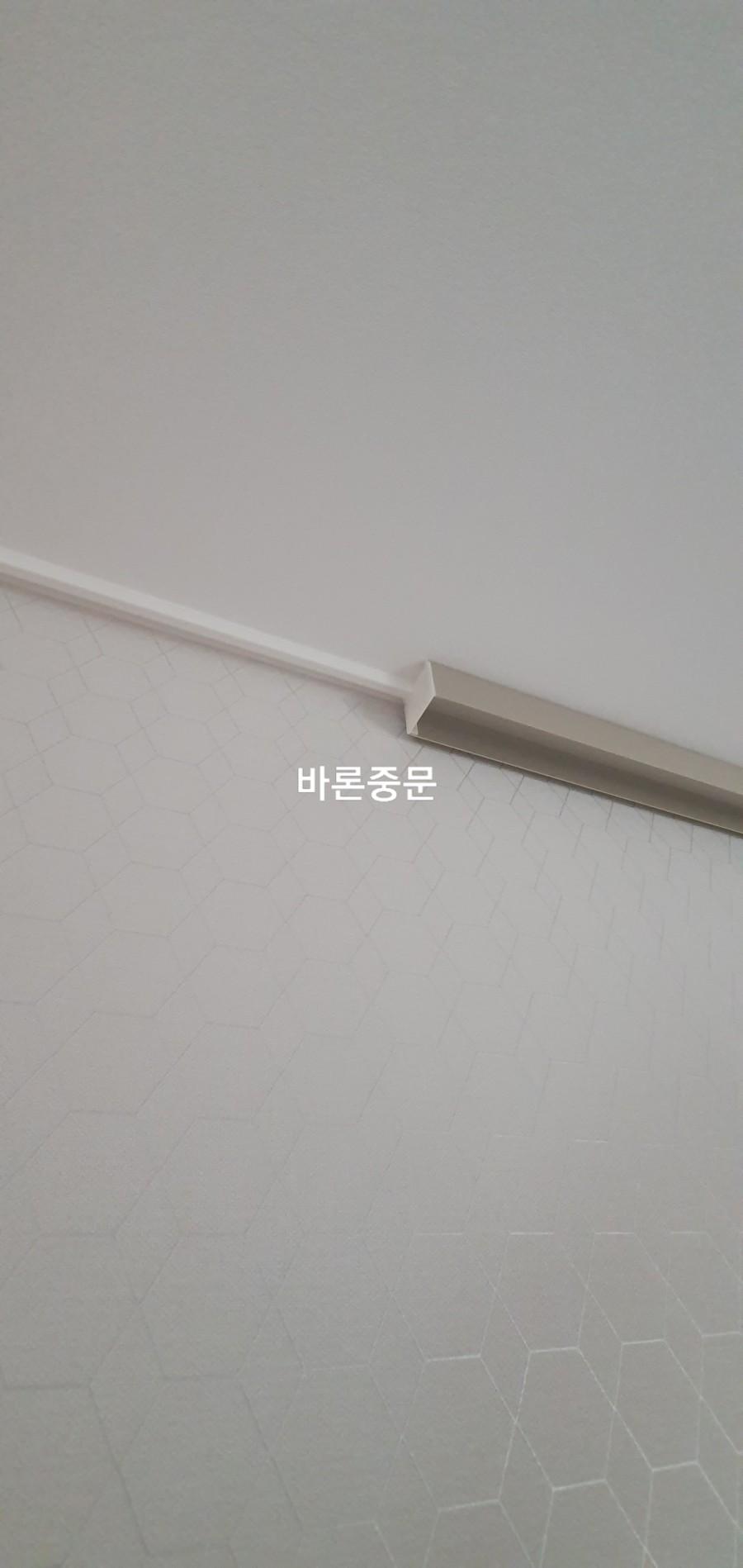 벽지와 바닥 접합부의 베이스보드 마감 상태