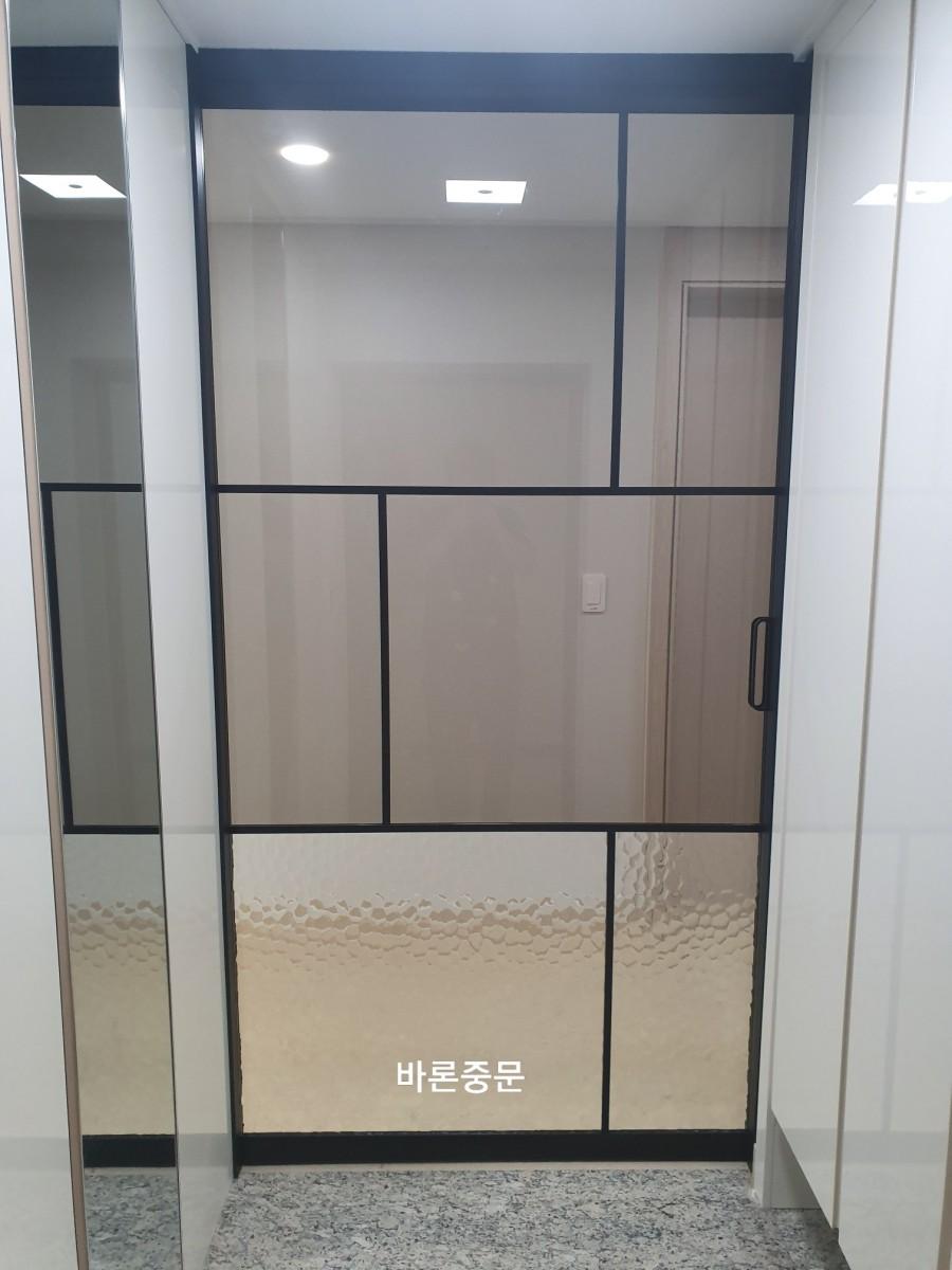 상하단 유리가 다르게 조합된 현관 중문
