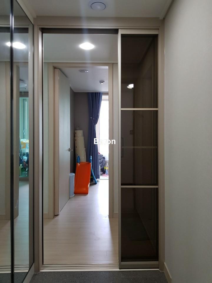 슬라이딩 도어가 설치된 복도와 아이방이 보이는 풍경