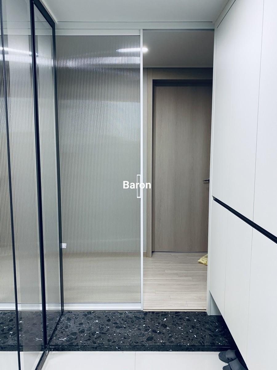 유리 문과 수납장이 설치된 복도의 작업 상태