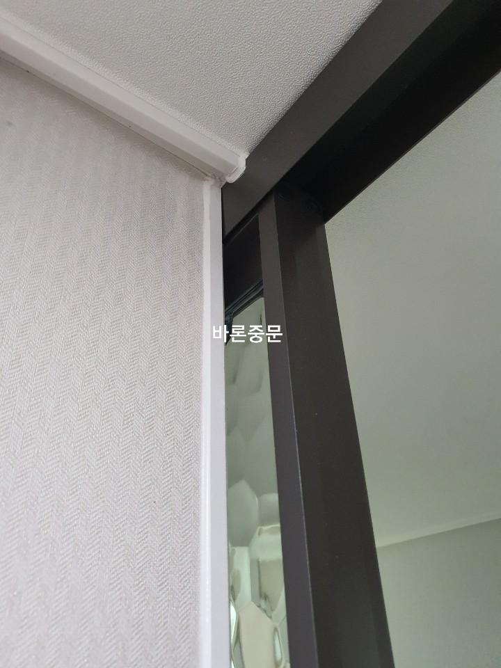 천장과 벽면 접합부의 프레임 근접 샷