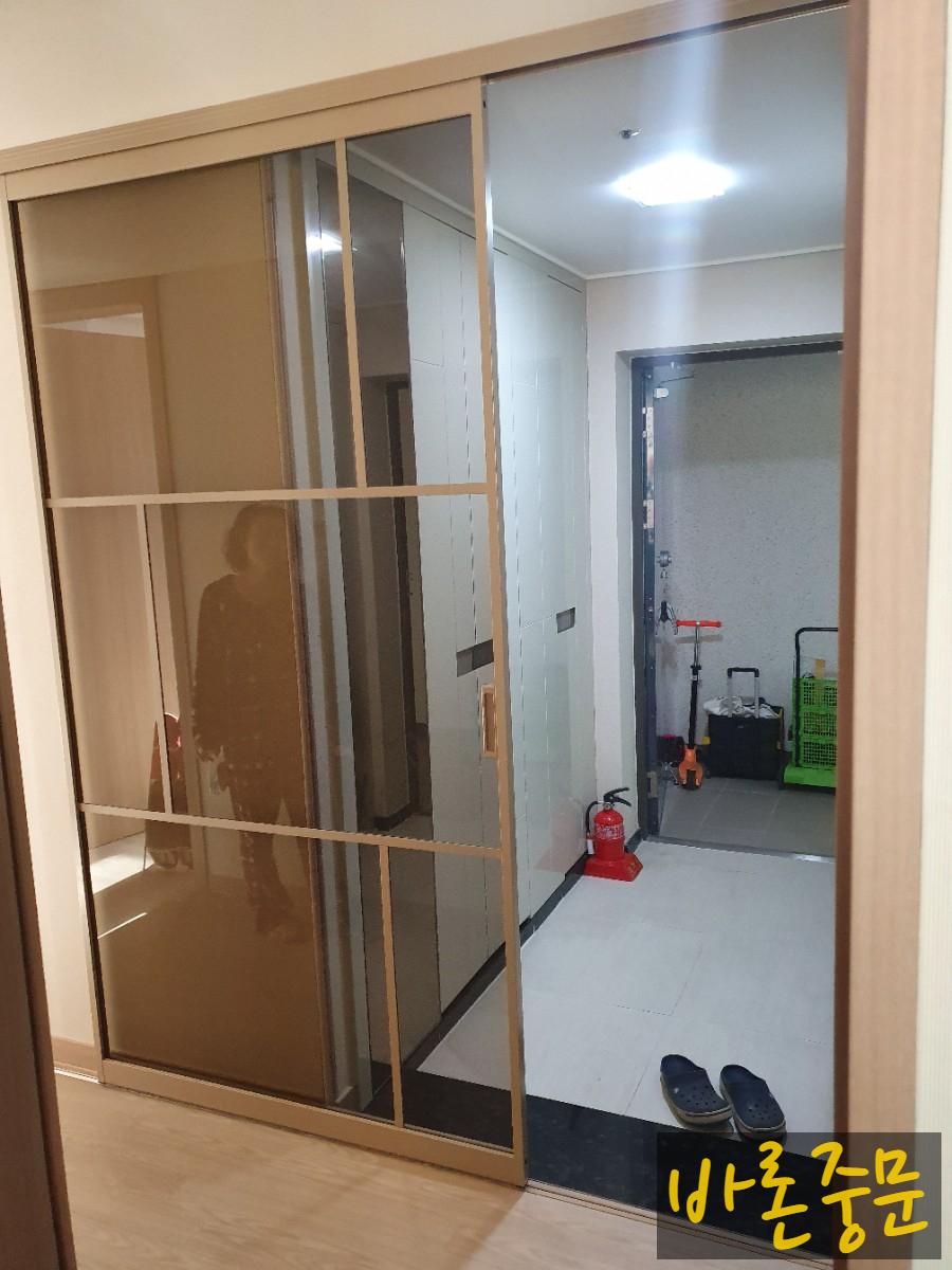 흰색 타일 바닥 위로 설치된 슬라이딩 중문 전경