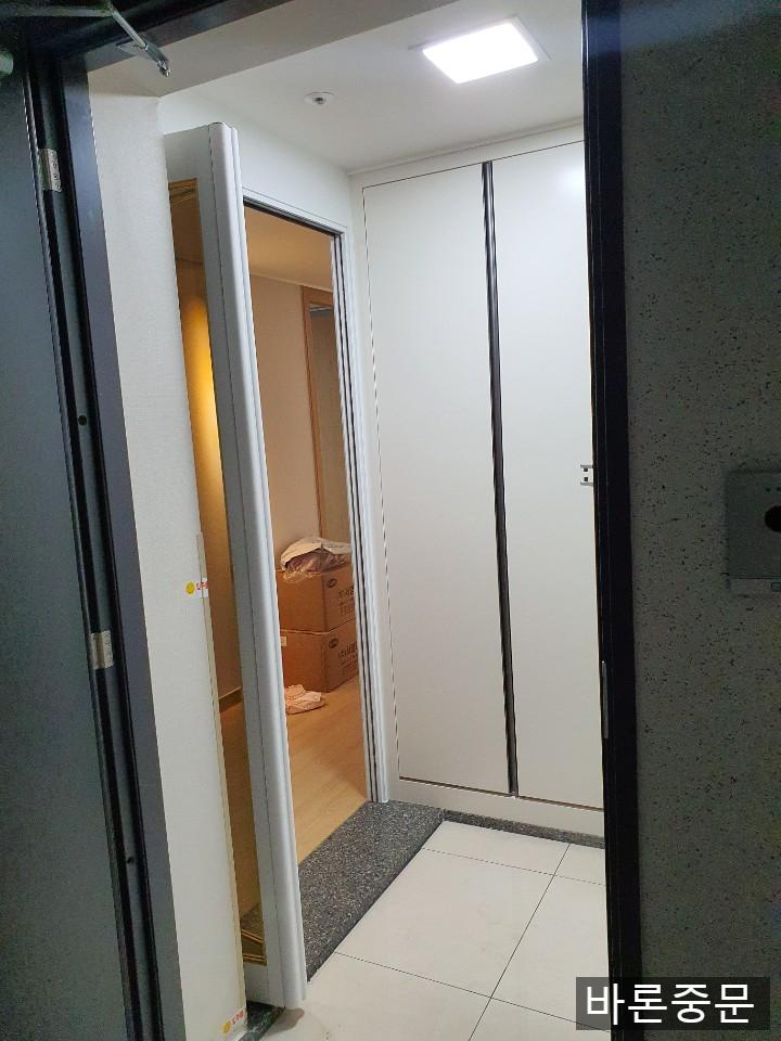 화이트 톤으로 통일감을 준 슬라이딩 도어 구성