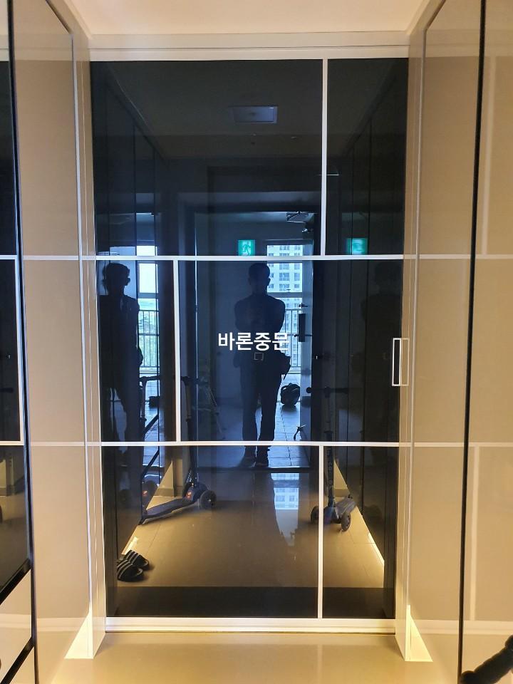 타일 바닥 위에 설치된 슬라이딩 도어의 모습
