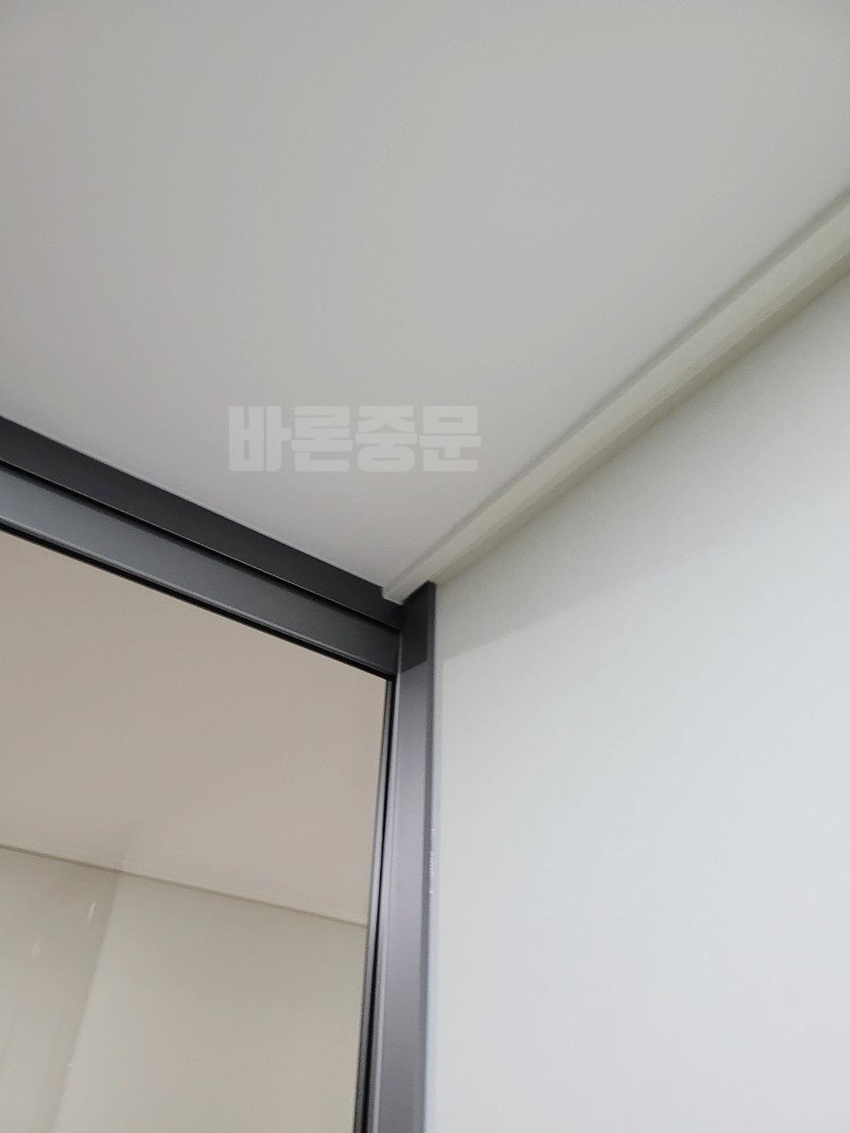 매끄럽게 마감된 도어 상단 프레임 근접샷
