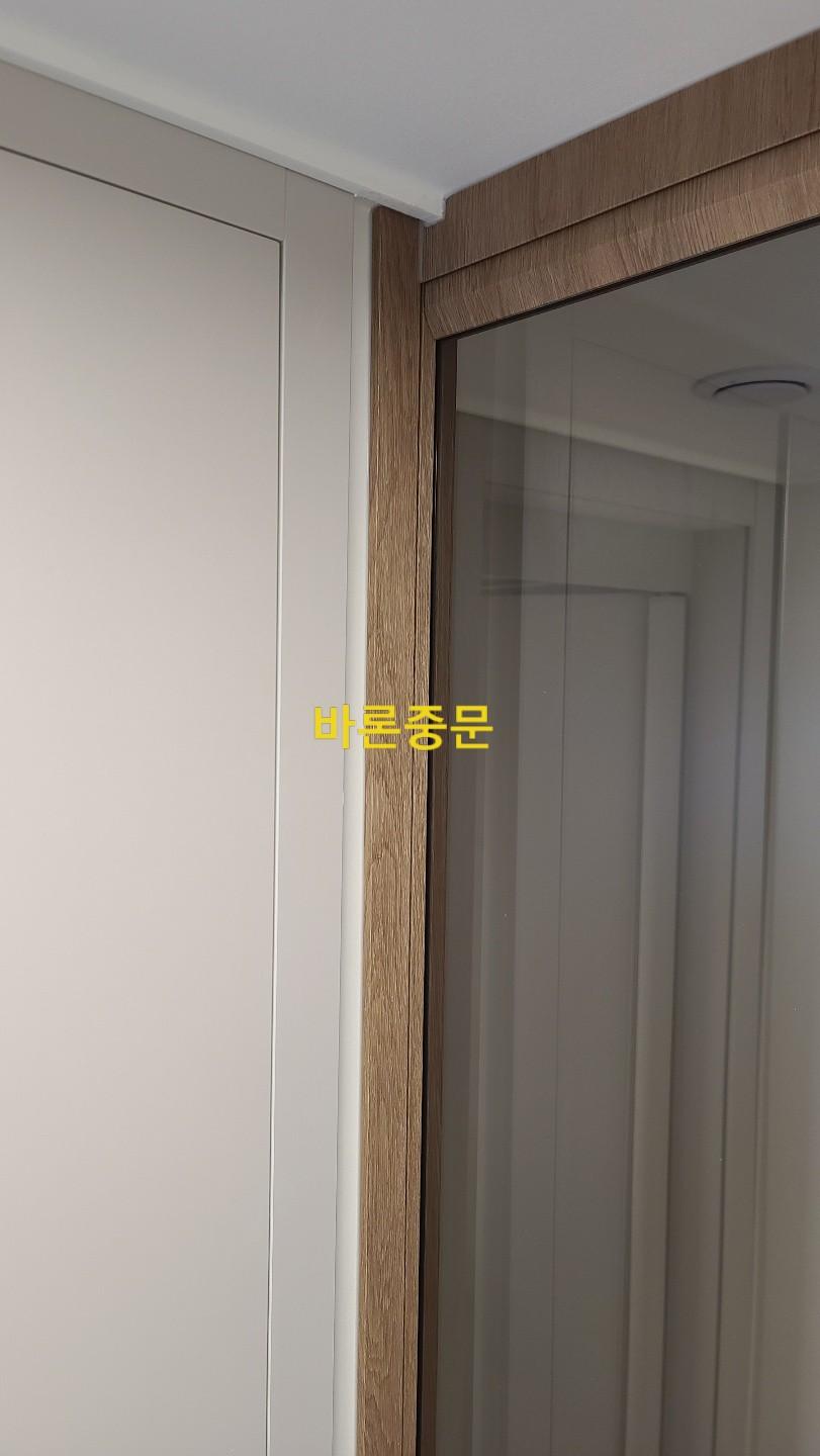 도어 프레임과 유리 패널의 상부 마감 디테일