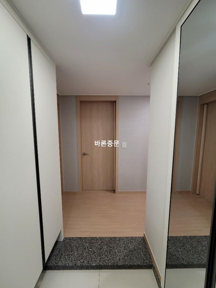 바닥재가 교차하는 복도 시공 경로
