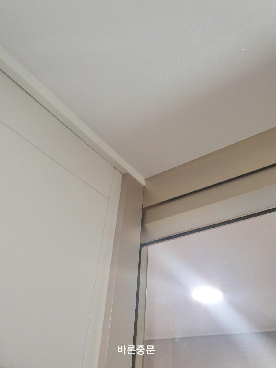 천장 라인에 맞춘 상단 마감 과정