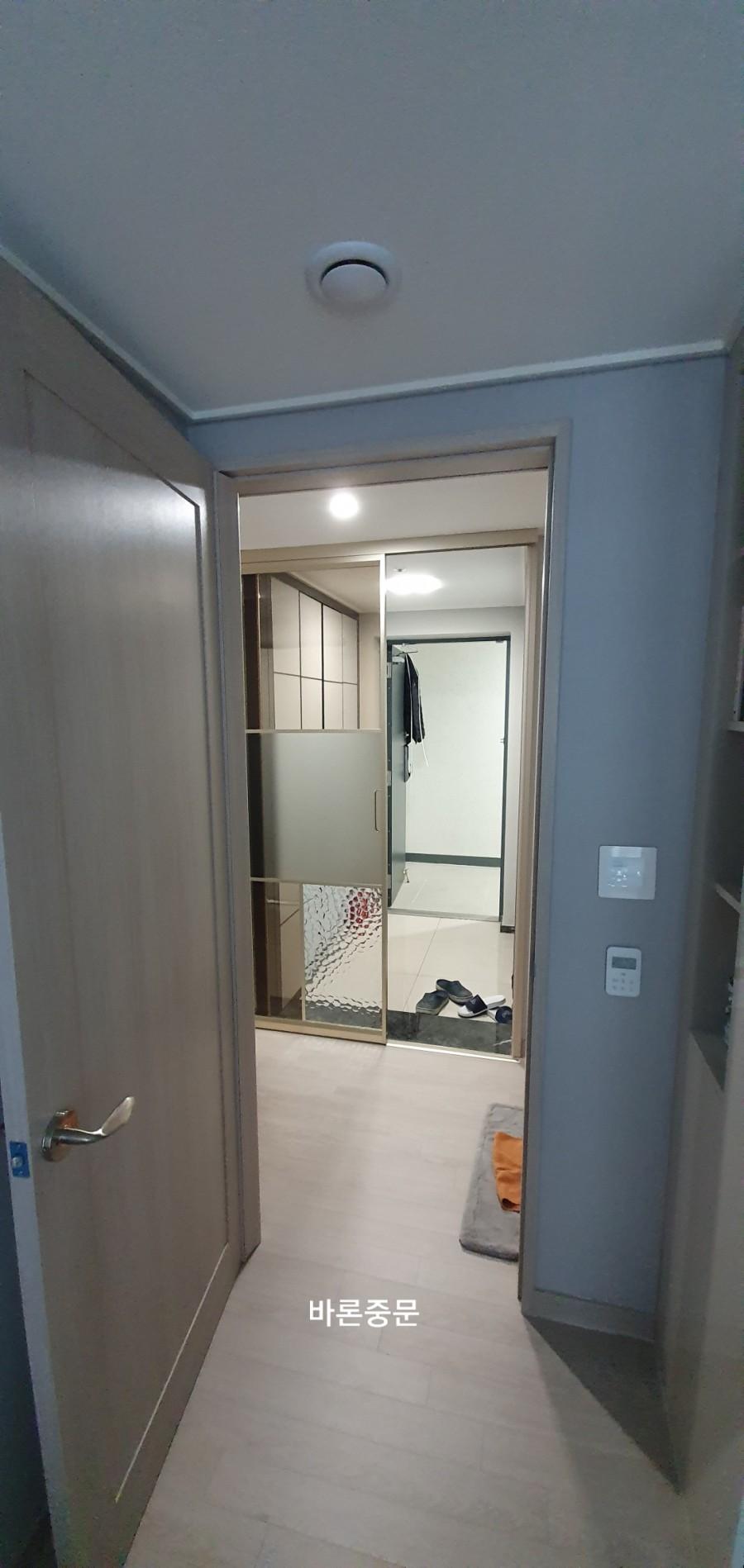 조절기가 설치된 벽면과 유리문으로 된 공간