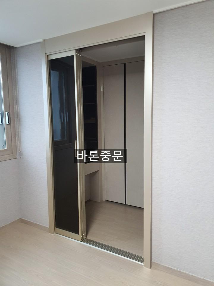 도어를 열어 내부 수납장이 보이는 모습