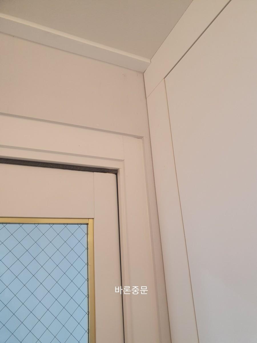 결합 중인 도어 문짝과 프레임 상단