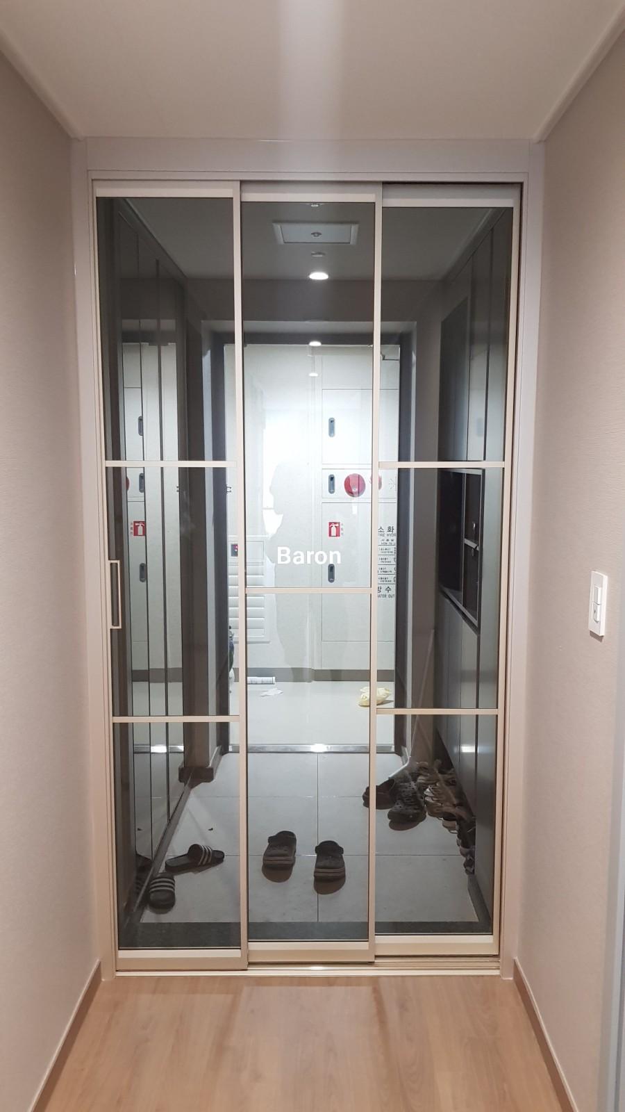전등 스위치가 보이는 슬라이딩 유리문 측면