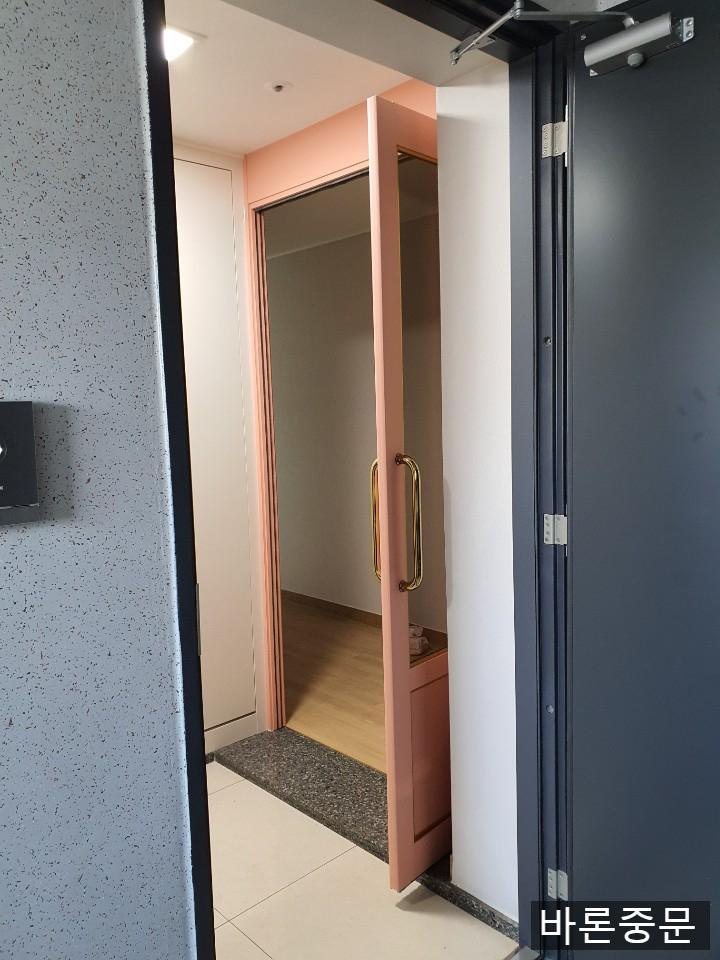 문이 열린 상태에서 보이는 현관과 내부의 연결 통로