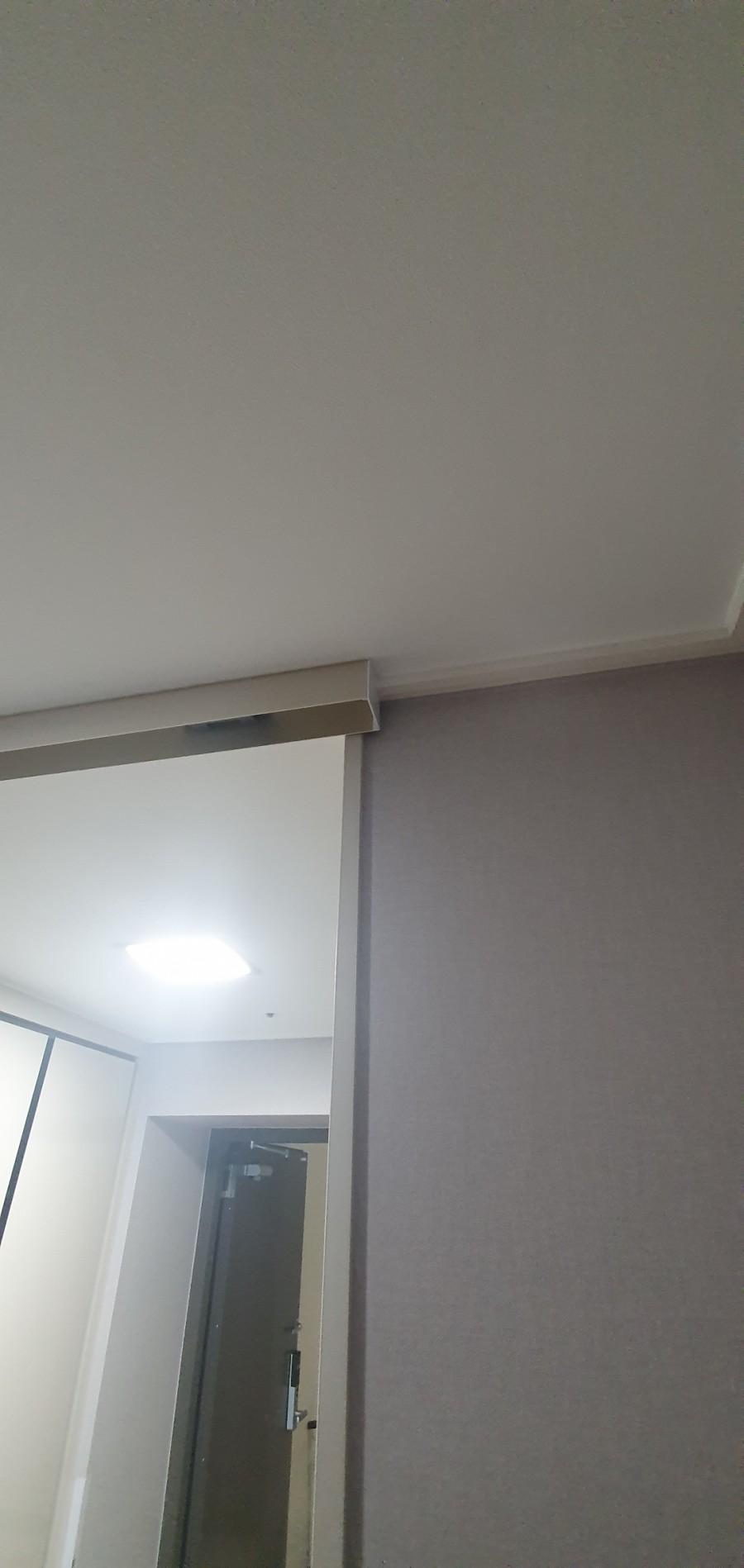 벽면과 밀착된 금속 재질의 상부 프레임