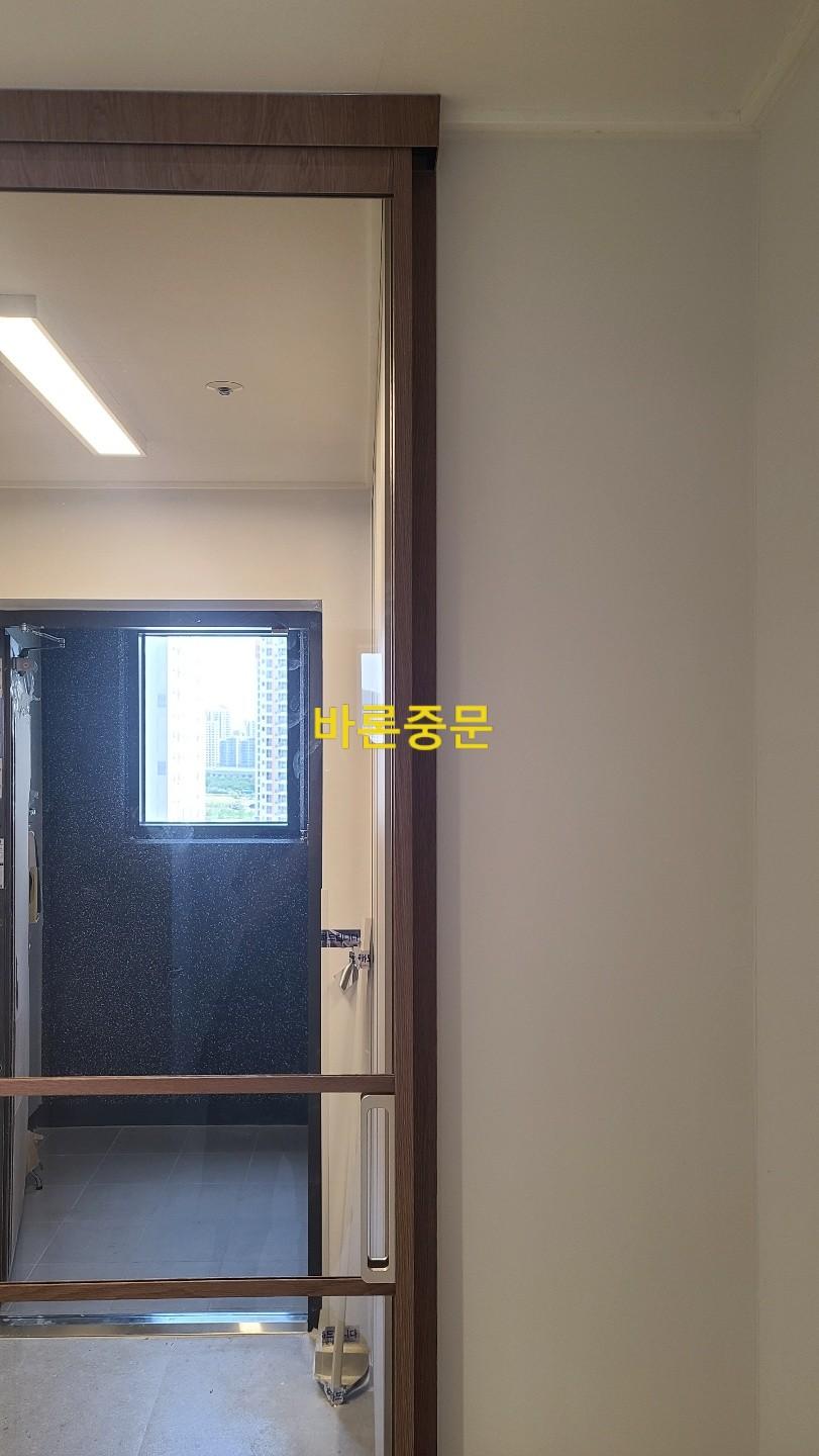 슬라이딩 도어 상부의 레일 겹침 구조