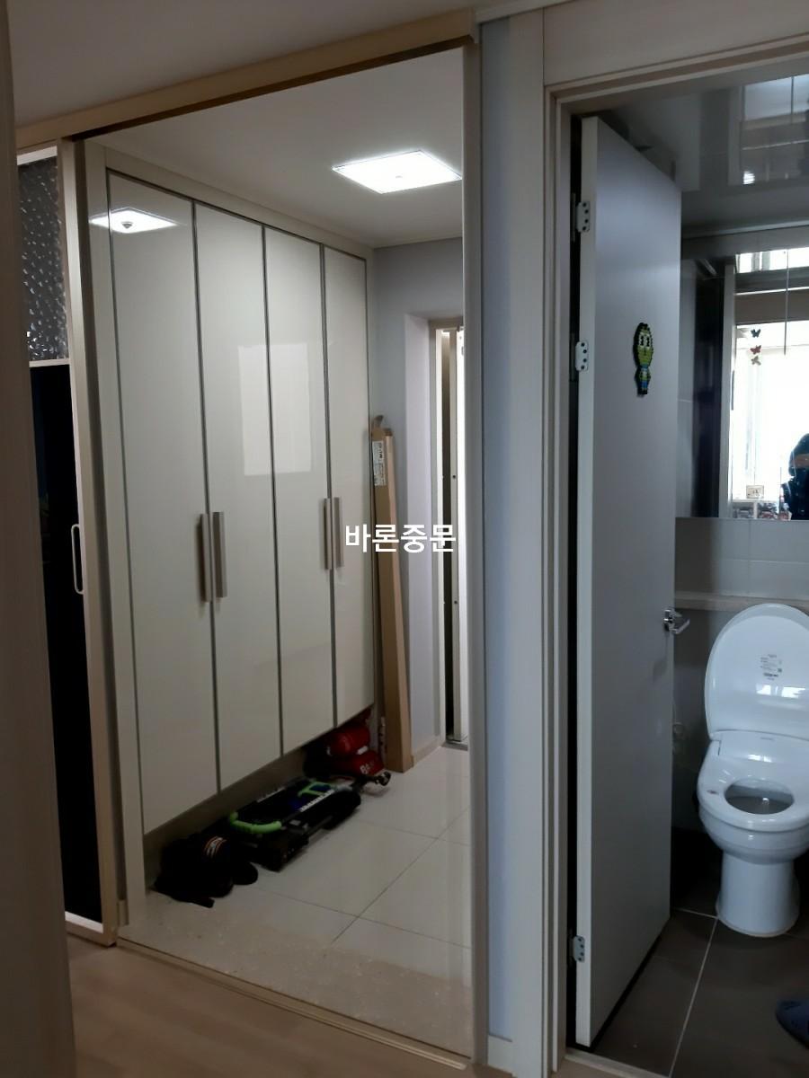 매립등이 설치된 천장 아래의 시공 장면