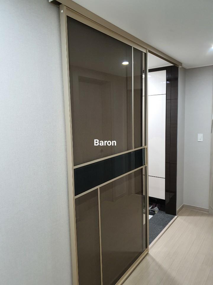 투명 및 검은색 유리 패널이 조합된 슬라이딩 도어 완성 모습