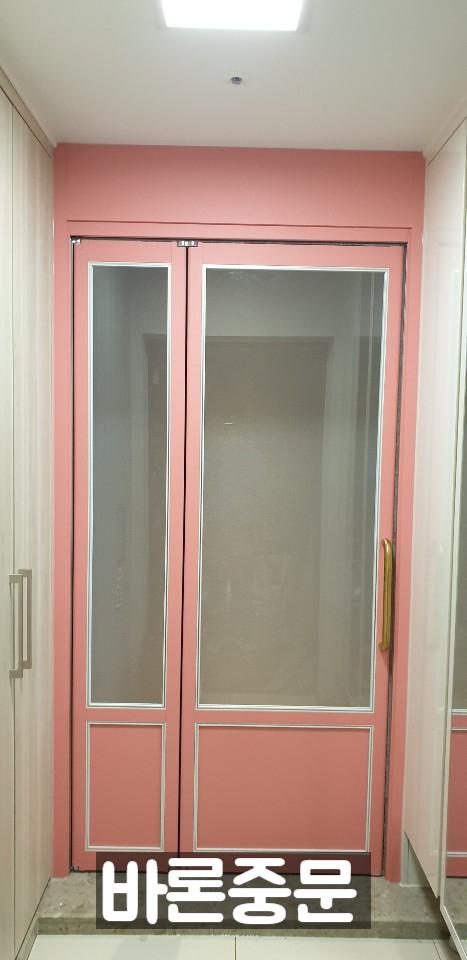 유리 패널이 있는 핑크색 여닫이 문과 화이트 수납장
