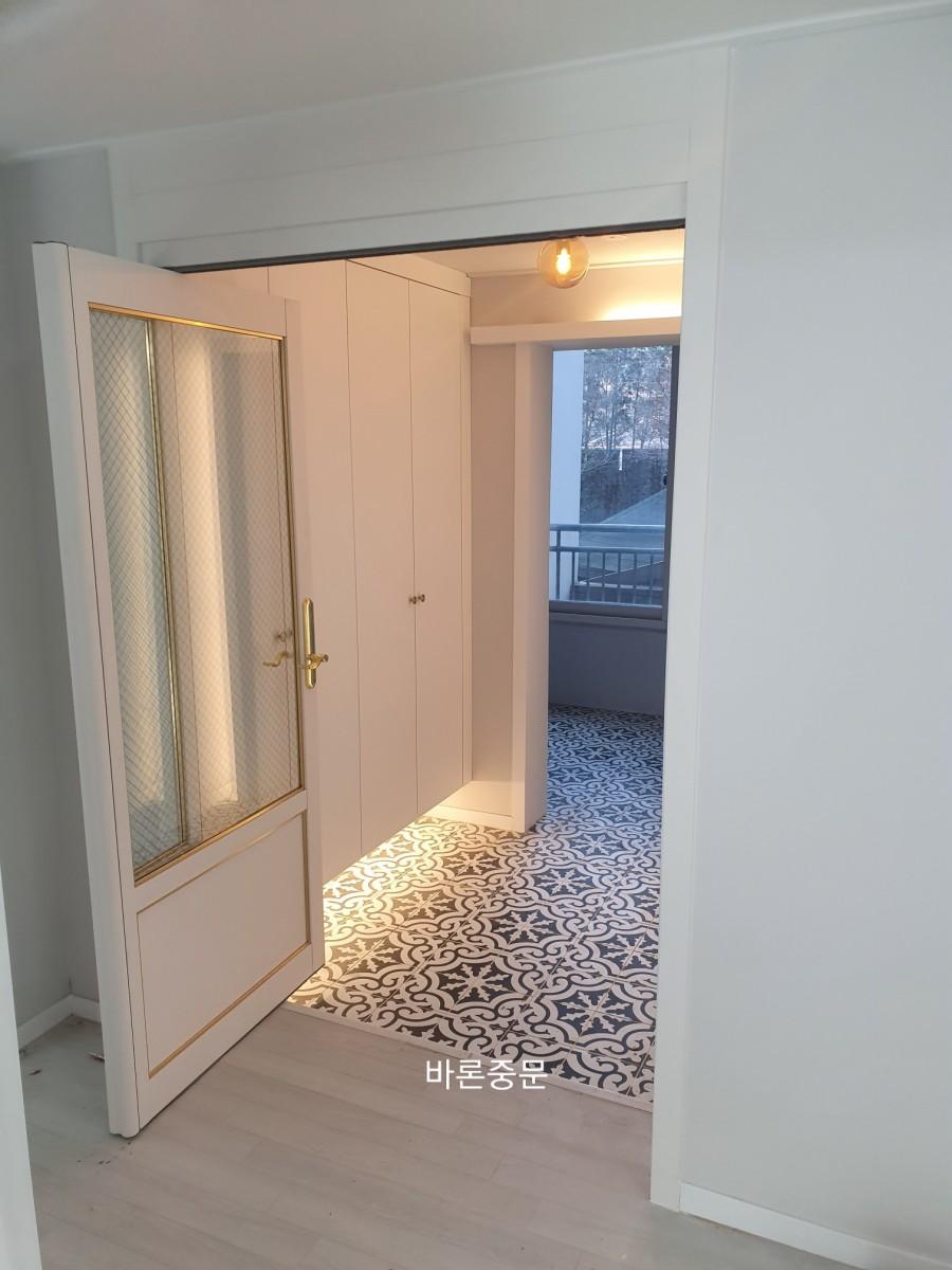 프레임 고정 작업이 진행 중인 장면