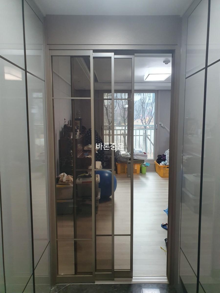 반투명 유리 패널이 적용된 슬라이딩 도어