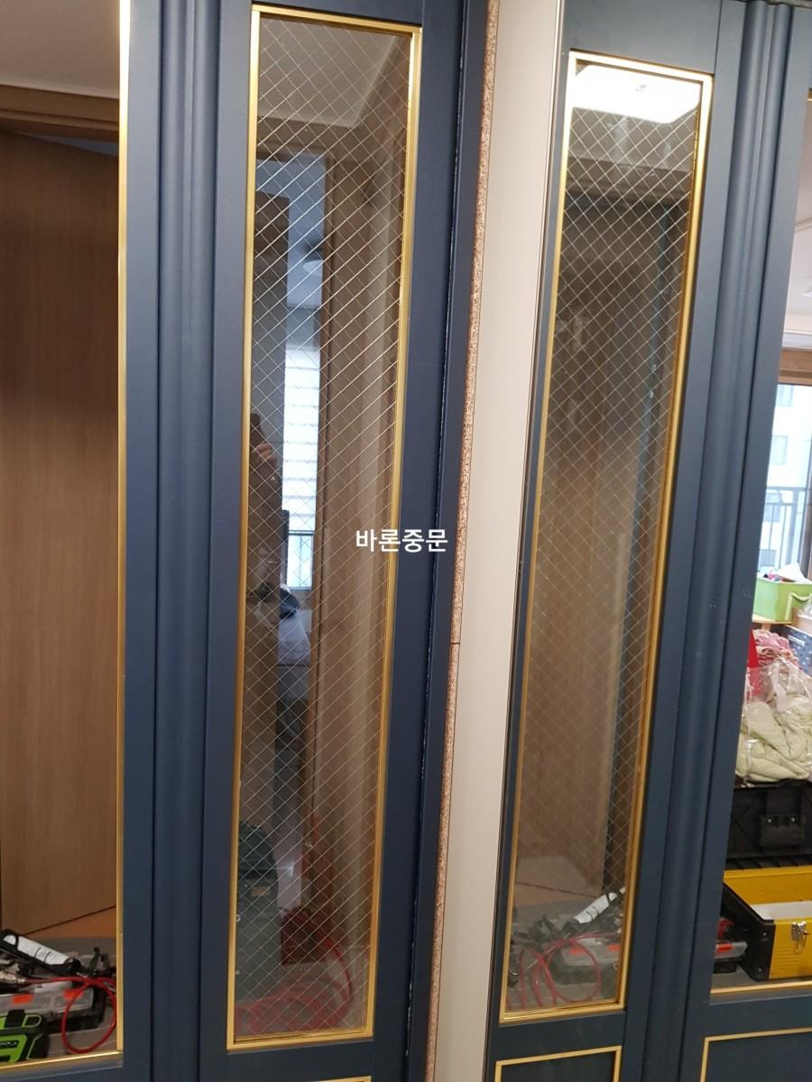 네이비 필름과 골드 쫄대가 만난 도어 디테일