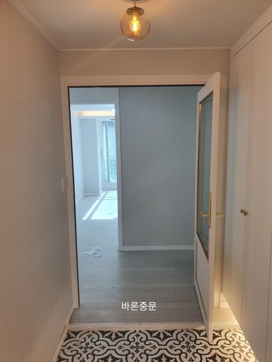 작업 준비 단계의 현관 내부 모습
