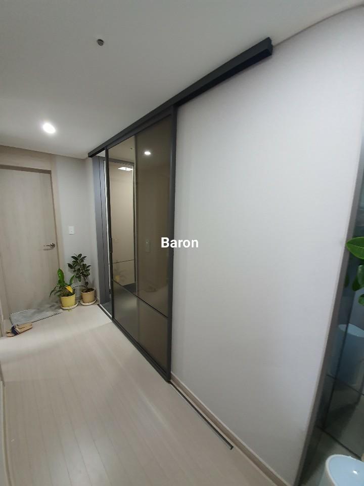설치 전 기초 설비를 확인하는 복도 공간