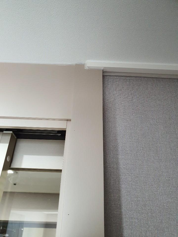 천장 접합부의 밀착 상태를 점검하는 과정