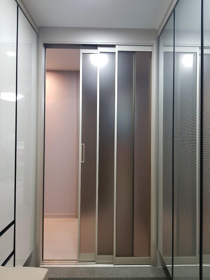 슬라이딩 도어와 유리 파티션이 설치 중인 복도