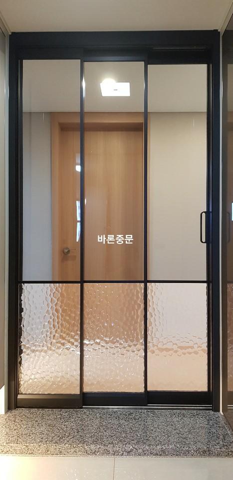 상하단 유리를 다르게 적용한 슬라이딩 도어