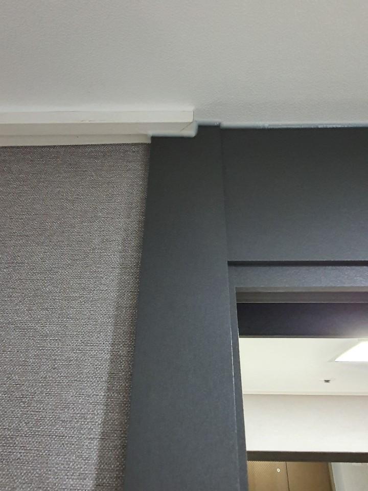 천장 베이스보드와 프레임 상부 접합부