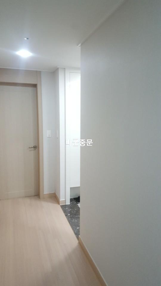 벽면 스위치와 조명이 설치된 복도 공간