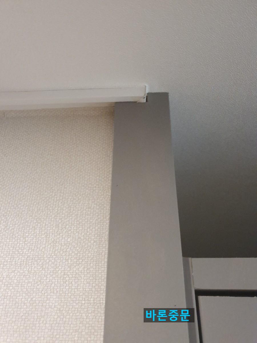 벽면 상단 프레임과 벽지 근접 샷