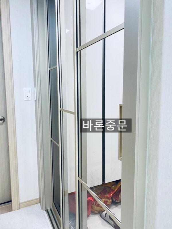 왼쪽 벽면 스위치와 함께 설치된 슬라이딩 도어