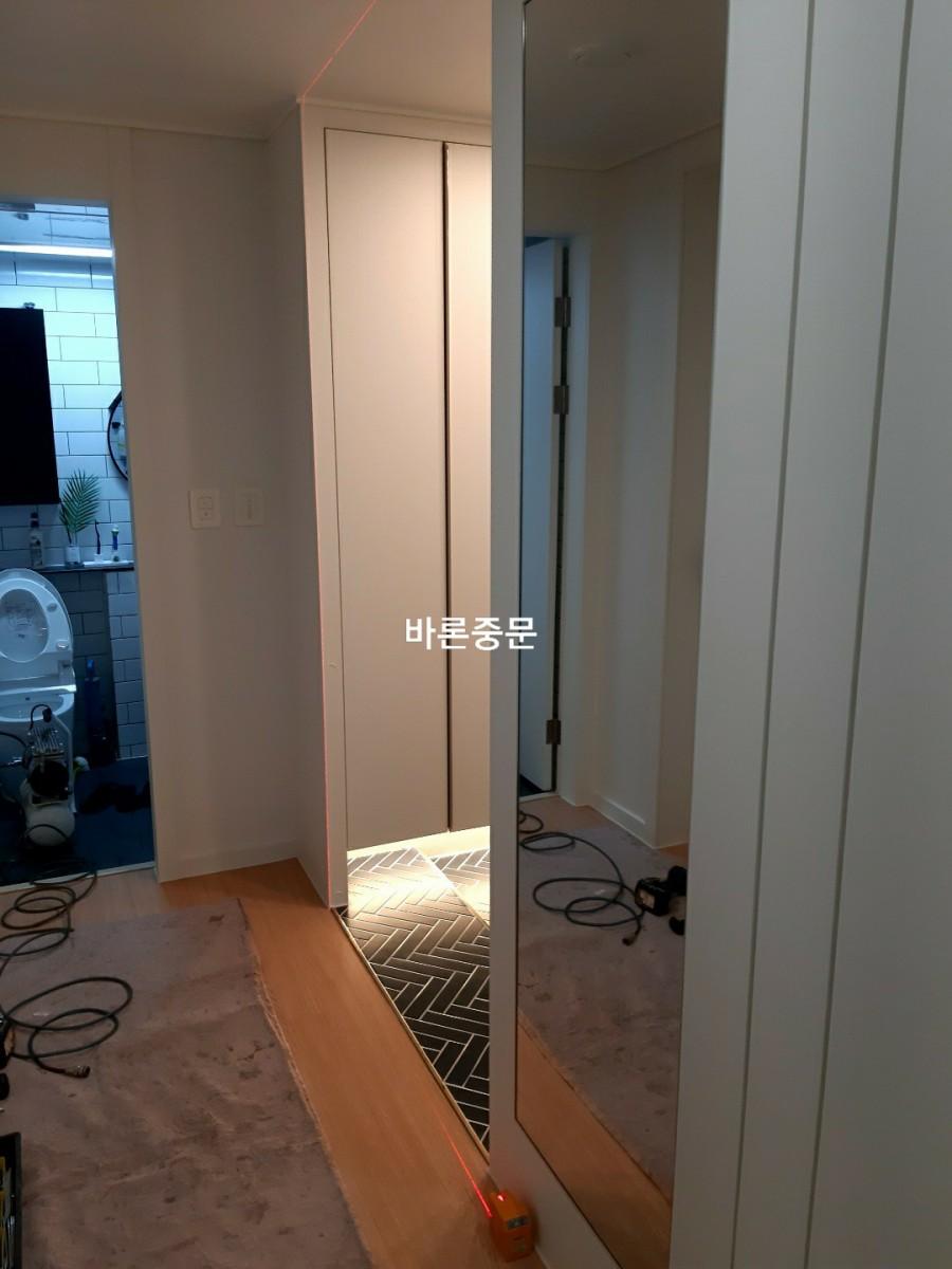 설치 위치의 수평과 벽면 상태를 확인하는 과정