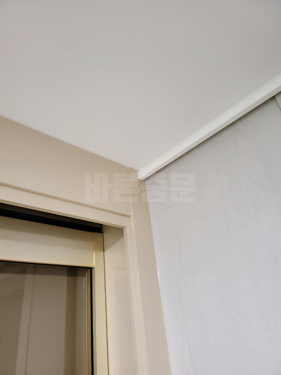 천장과 맞닿는 문틀 상단의 시공 디테일