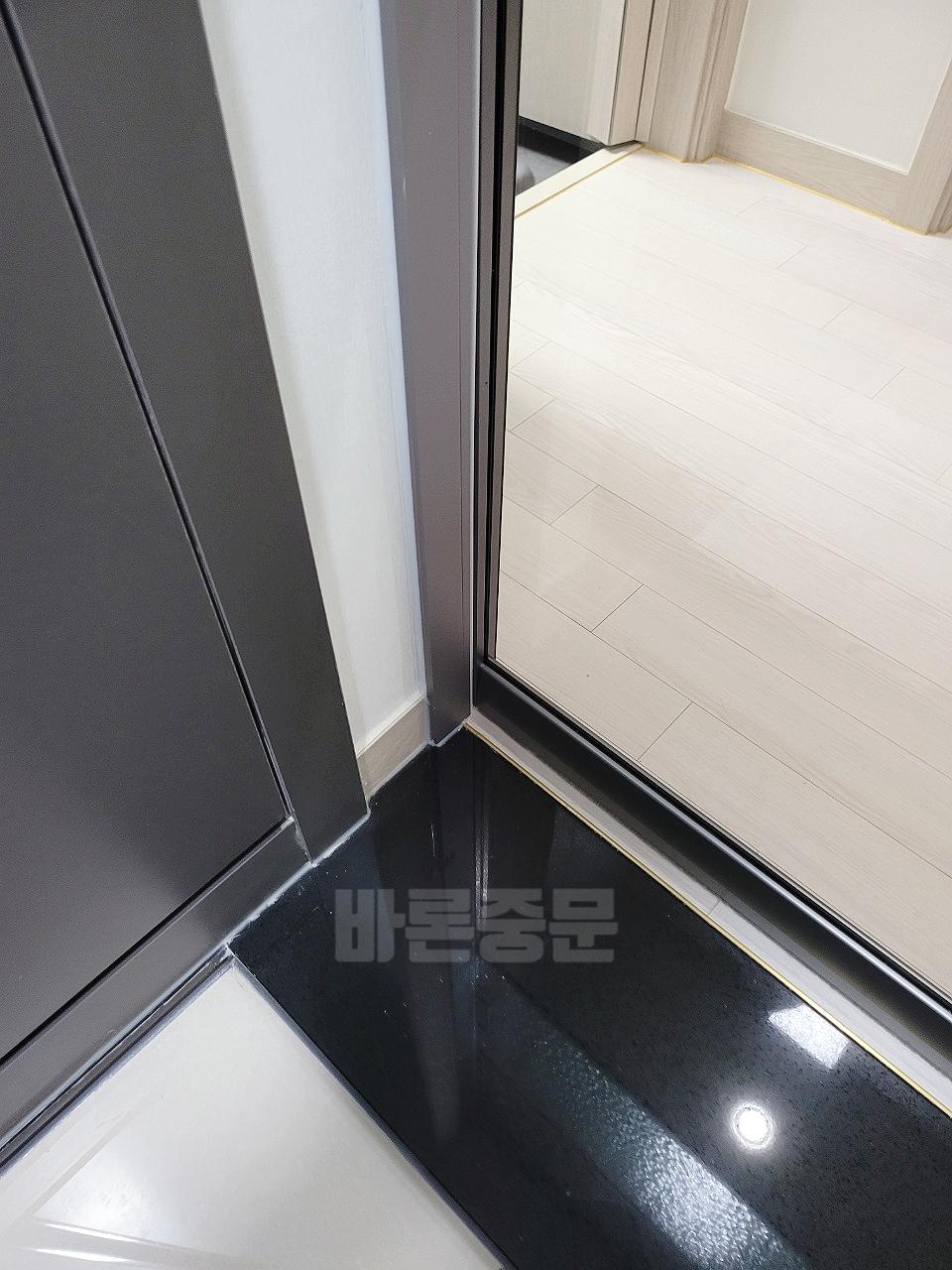 슬라이딩 도어 하부 패널과 레일 구조