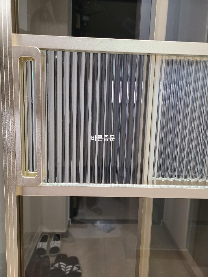 모루유리와 금속 핸들이 적용된 도어 디테일