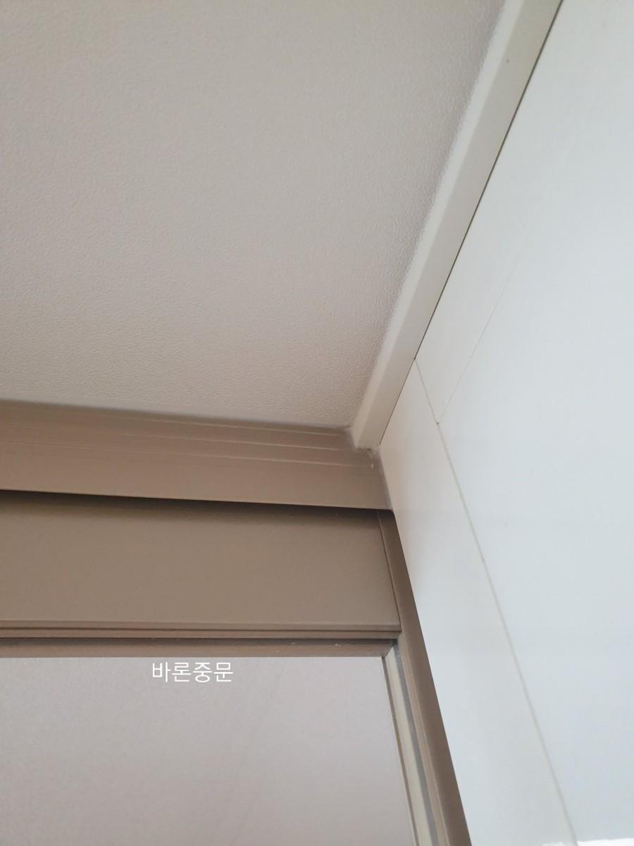 도어 프레임 상단과 벽면의 접합 상태