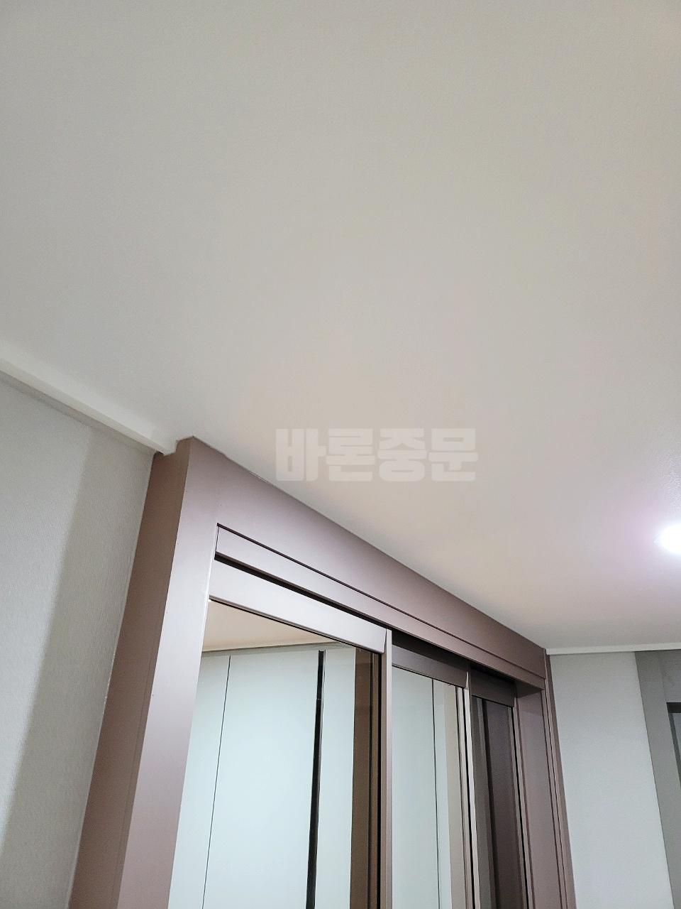 레이저 레벨기로 수평 수직을 맞추는 상단 시공 과정